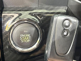 【キーフリーシステム】カバンやポケットに入れたままでもドアの施錠・解錠が可能なスマートキーを装備。エンジンのオン・オフ時もカギを取り出す必要が無いからとっても便利です♪