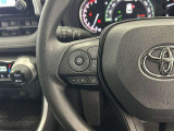 運転中、オーディオの操作をしてて、ハッとしたことはありませんか?ステアリングスイッチは、運転中でもハンドルでオーディオの操作が可能です。安全なドライブをサポートします。