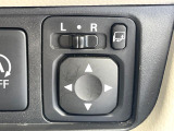 【電動格納ミラー】サイドミラーは電動格納式となっており、狭い駐車場でもキズがつくリスクを抑えられます。