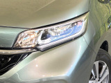 【LEDヘッドライト】悪天候や夜間走行時も良好な視界を確保し安心して運転できる高輝度LEDヘッドライトを装備!点灯速度が早く、消費電力も抑えられています。