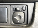 【電動格納ミラー】サイドミラーは電動格納式となっており、狭い駐車場でもキズがつくリスクを抑えられます。