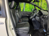 運転席まわりには十分なスペースがあり、大柄な方でもゆったり運転していただける環境です。