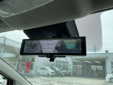 車体の後部にカメラがついていて、その映像がルームミラー内のモニターに表示します。人や荷物などで視界が遮られた時なども確認がしやすいです。