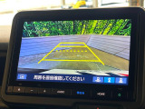 【バックカメラ】駐車時に後方がリアルタイム映像で確認できます。大型商業施設や立体駐車場での駐車時や、夜間のバック時に大活躍!運転スキルに関わらず、今や必須となった装備のひとつです!