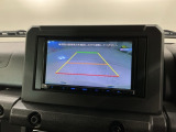 リバースギアに入れるだけで後方の表示へ切り替わります。夜間や雨の日の駐車も楽になりますよ。
