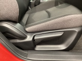運転席にはドライバーの体型や好みに応じて前後方向だけでなく、高さの調整ができるシートリフターを装備!