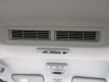 車内の空気を循環するシーリングファンを装備してます。