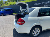 バックドア全開写真です。荷物等載せるときは、ぶつからない位置に、駐車し、バックドアを開けるよう、注意下さい。