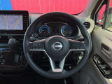 ステアリングに各種スイッチが付いてますので、運転中に余所見することがありませんね!