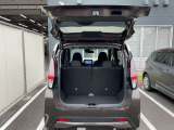 バックドアは大きく開きます。定員乗車時でも十分広いラゲッジスペースを確保しています
