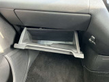車検証はドアポケットに収納できるのでグローブボックスには小物類が入れることができて便利です。