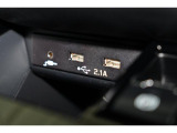 小物の収納に便利なセンタートレイには携帯等のデバイスの充電可能なUSB出力電源付です。
