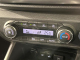 【オートエアコン】一度お好みの温度に設定すれば、車内の温度を検知し風量や温度を自動で調整。暑い&hellip;寒い&hellip;と何度もスイッチ操作をする必要はありません。快適な車内空間には必須の機能ですね♪