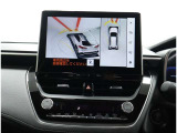 サイドクリアランスビュー表示中に、旋回時の運転操作に合わせて自動で車両を斜め後方から見たような映像を表示。