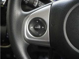 ハンドルにオーディオ操作用スイッチを備え、手を放さずに操作可能。安全性と利便性を両立しています。
