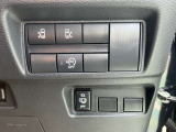 両側電動スライドドアです!車内や、インテリジェントキーからの開閉や、ドアハンドルに付いたスイッチを押すだけでワンタッチでドアの開閉が可能です。足で電動スライドドアを開閉も出来ますよ!!