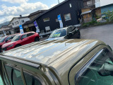 目立つキズ凹み等はありませんが、中古車という商品の特性ルーフには子キズや塗装しみがあります