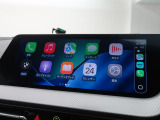 【アップルカープレイ】iPhoneがBMW車両とワイヤレスで接続されます。Apple CarPlayでは、オーディオストリーミングやメッセージングアプリがディスプレイに表示されます。
