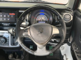 インテリアに合わせたデザインのステアリングは、運転される方のことも考え、運転しやすい形状、大きさです。是非一度、実際に触ってお確かめください。