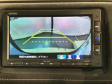 リバースギアに入れるだけで後方の表示へ切り替わります。夜間や雨の日の駐車も楽になりますよ。