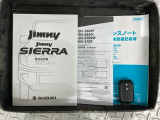 スマートキーは鍵をバッグに入れたままでもドアロックの開閉やエンジンのON・OFFができます。夜間や雨の日も鍵を探さなくて良いので便利です。