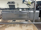 燃料タンクは100Lです。