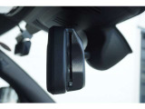 BMW純正のミラー一体型ETC車載器を装備しています。運転席からの視界を遮ることなく、インテリアの洗練されたデザインを損なわないスマートな配置が特徴です。