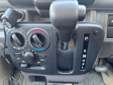スポーツシフトに入れてマニュアル車感覚の走行が出来ます。山道走行や高速道路の走行に大活躍です★