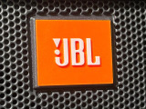 【JBLサウンドシステム】メーカーオプションの高品位サウンドシステムを搭載。専用のチューニングが施された大小様々なスピーカーから良質なサウンドが奏でられ、臨場感あふれる音響空間を演出します。