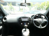 見やすい位置に配置して視点の移動を抑えて操作性をアップした運転席周りです♪