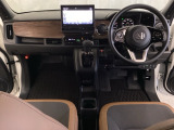 車内は光触媒抗菌消臭施工済です。インパネ周りはスタイリッシュなデザインで機能や装備も充実しています。グローブボックスやカップホルダーのほかにトレーなどたくさんの収納スペースが付いています。