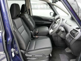 視界がよく運転しやすいフロントシート