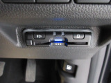 有料道路をキャッシュレスで通行できるETC車載器付きです。運転席足元に設置されています。ETCセットアップ費用は含まれておりません。別途必要となります。