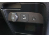 USBオーディオ用ソケットがついていますので携帯電話などを接続すれば音楽等の再生が可能です!充電用ソケットもございます♪