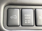 【パワーバックドア】スマートキーや運転席のボタンを押すだけでリアゲートが自動で開閉します!荷物を持っている時や、高い位置にあるバックドアを閉める際に便利な機能です♪