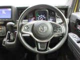 ハンドルの両側に操作ボタンが付いております。運転しながら操作ができるのでとっても便利!
