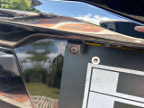 【バックカメラ】後退時に車両後方の映像をモニターに映す機能。目視できない死角を確認でき、衝突事故を防ぎます。駐車が苦手な方だけでなく全てのドライバーに必須の安全装備です。