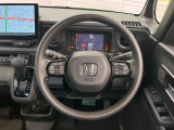 インテリアに合わせたデザインのステアリングは、運転される方のことも考え、運転しやすい形状、大きさです。是非一度、実際に触ってお確かめください。