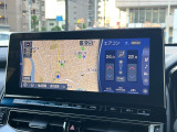 【メーカー純正ナビ】インテリアに溶け込むスタイリッシュな「専用設計」メーカーナビを装備♪視認性や操作性など基本性能にも優れ、より上質なカーライフをお楽しみいただけます。