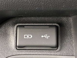 こちらのクルマはUSB接続コネクタも装備されています♪スマホの充電などにお使い下さい。ご旅行中での充電切れも、これなら心配いりませんね!