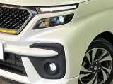 【LEDヘッドライト】悪天候や夜間走行時も良好な視界を確保し安心して運転できる高輝度LEDヘッドライトを装備!点灯速度が早く、消費電力も抑えられています。
