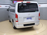 ハッチバックなので、バックドアは上に開きます♪大きな荷物の出し入れがしやすくなります。便利ですよ♪