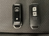 スマートキーを装備しています。鍵を差し込むことなくドアロックの開け閉めと、スタートボタン操作でのエンジンスタートができます。スペアキーも同じものを用意しております。