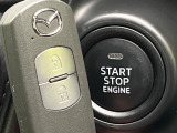 【アドバンストキー】カバンやポケットに入れたままでもドアの施錠・解錠が可能なスマートキーを装備。エンジンのオン・オフ時もカギを取り出す必要が無いからとっても便利です♪