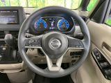 インテリアに合わせたデザインのステアリングは、運転される方のことも考え、運転しやすい形状、大きさです。是非一度、実際に触ってお確かめください。