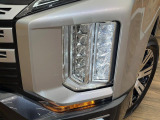 【LEDヘッドライト】悪天候や夜間走行時も良好な視界を確保し安心して運転できる高輝度LEDヘッドライトを装備!点灯速度が早く、消費電力も抑えられています。