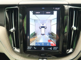 【360&deg;ビューカメラ】4台の高解像度カメラで360度の鳥瞰図を表示。隣の車や壁、死角にある障害物などを画面で確認できるため、狭いスペースでの駐車・出入りも安心です。