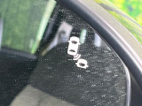 【ブラインドスポットインフォメーション】走行中、ドアミラーの死角になりやすい箇所に後続車が接近するとサイドミラー付近に警告を表示、ドライバーに注意喚起をしてくれます。