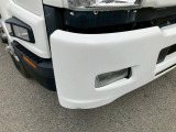 フロントバンパーにキズ・サビ・ヘコミがあります。
