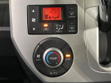 【オートエアコン】一度お好みの温度に設定すれば、車内の温度を検知し風量や温度を自動で調整。暑い&hellip;寒い&hellip;と何度もスイッチ操作をする必要はありません。快適な車内空間には必須の機能ですね♪